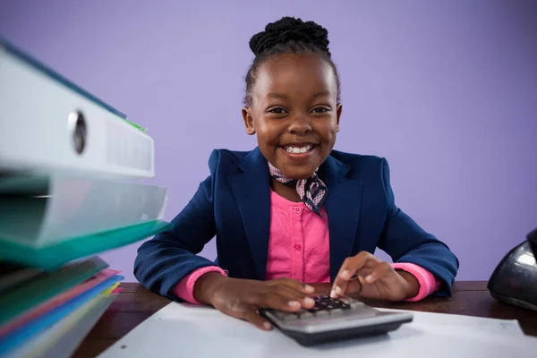 Mujer de negocios usando la calculadora en el escritorio — Foto de Stock