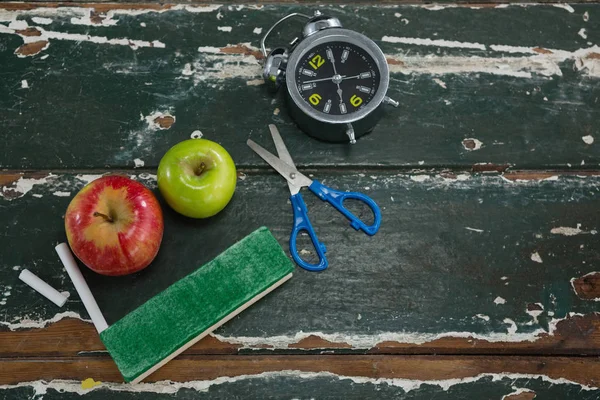 Apple, çalar saat, silgi, makas — Stok fotoğraf