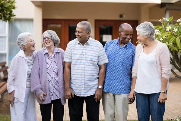 Hombres y mujeres mayores en un asilo de ancianos —  Fotos de Stock