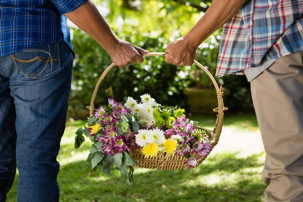 Senior couple walking in garden — Stock Photo, Image