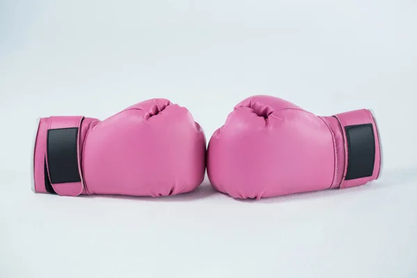 Close-up par de luvas de boxe rosa — Fotografia de Stock