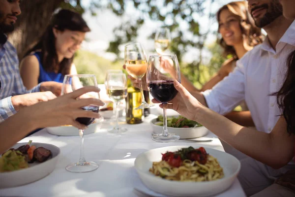 Groep vrienden na de lunch in een restaurant — Stockfoto
