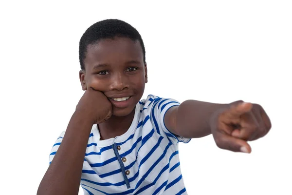 Επισημαίνοντας το δάχτυλό του ενάντια στο λευκό αγόρι — Φωτογραφία Αρχείου