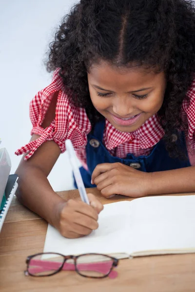 Glimlachende zakenvrouw schrijven op boek — Stockfoto