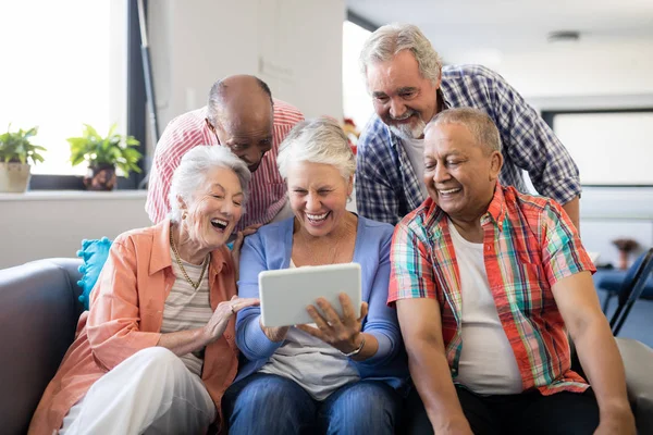 Senior vrienden kijken naar digitale tablet — Stockfoto