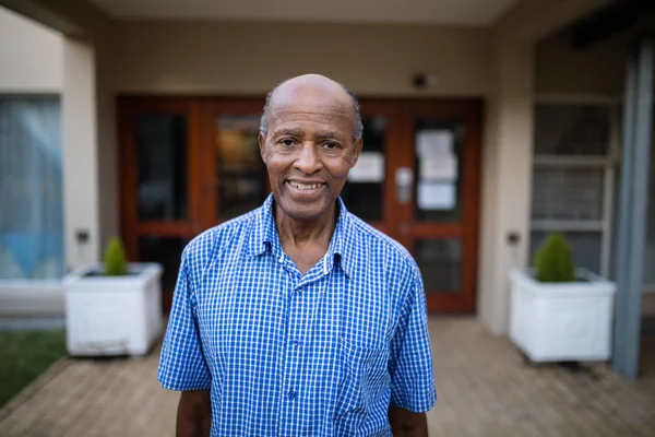Homme âgé souriant à la maison de soins infirmiers — Photo