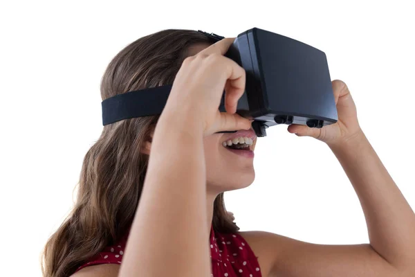 Chica adolescente usando auriculares de realidad virtual —  Fotos de Stock