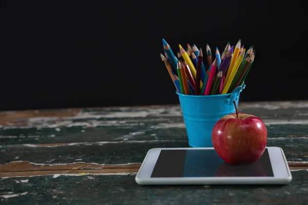 Apple sur tablette numérique avec porte-stylo — Photo