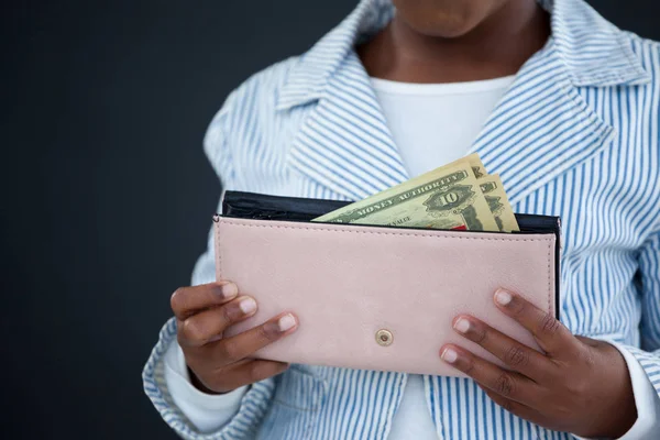 Empresária segurando bolsa com moeda de papel — Fotografia de Stock