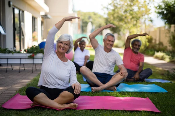 Senior people exercising with hands raised — Stock Photo, Image