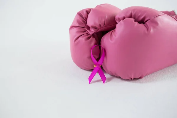 Cinta rosa de cáncer de mama con guantes de boxeo — Foto de Stock