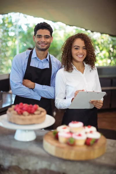 Manliga servitör och kvinnlig servitris med Urklipp — Stockfoto