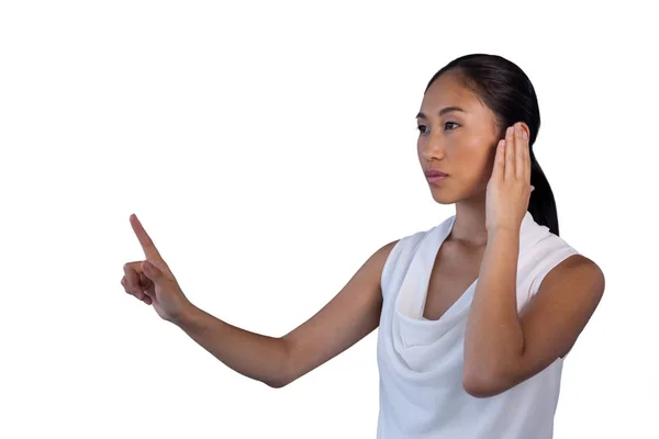 O tânără femeie de afaceri pretinzând că răspunde la apel în timp ce atinge interfața invizibilă — Fotografie, imagine de stoc