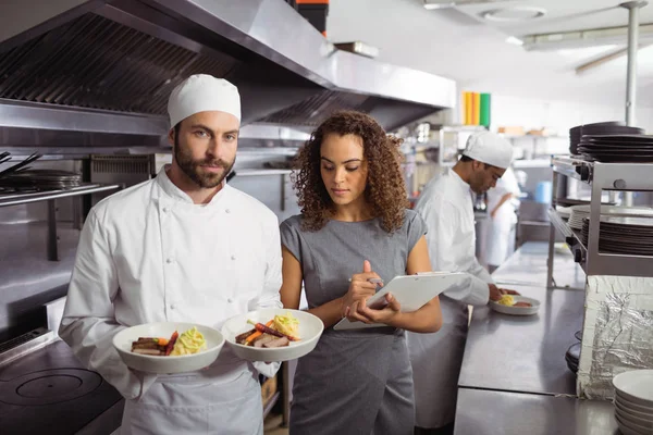 Chef présentant ses assiettes alimentaires — Photo