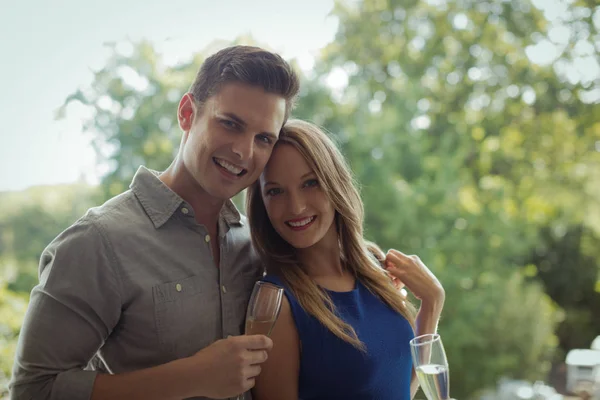 Porträt eines Pärchens beim Champagner — Stockfoto