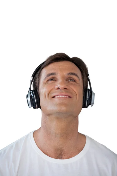 Homme mûr souriant portant des écouteurs levant les yeux — Photo
