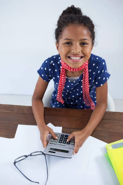 Smiling businesswoman using calculator — Stock Photo, Image