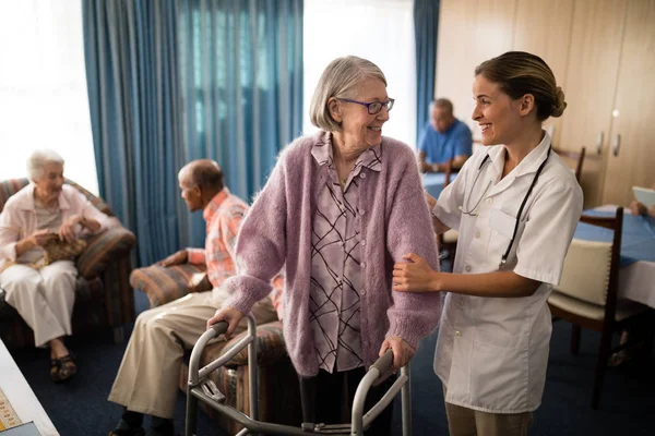 Kvinnliga läkare tittar på äldre kvinna — Stockfoto