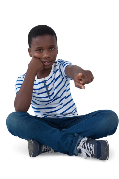 Smutny chłopiec wskazując palcem — Zdjęcie stockowe
