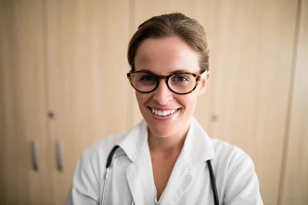 Medico donna che indossa occhiali da vista — Foto Stock