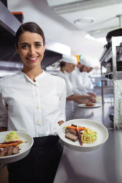 Chef presenta i suoi piatti di cibo — Foto Stock