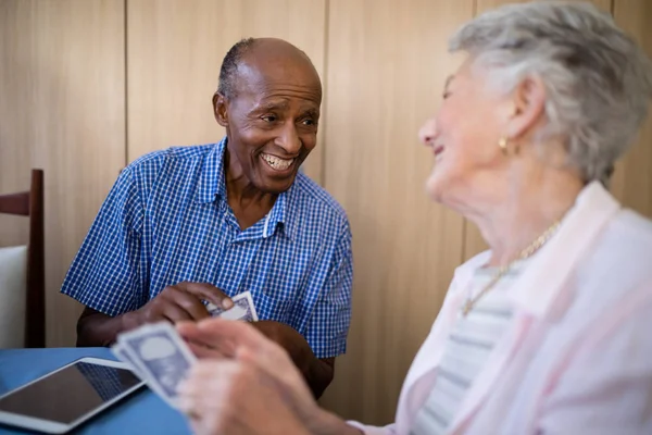 Senior männliche und weibliche Freunde beim Kartenspielen — Stockfoto