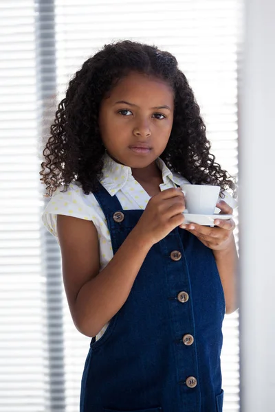 Businesswoman holding coffee cup — Stock Photo, Image