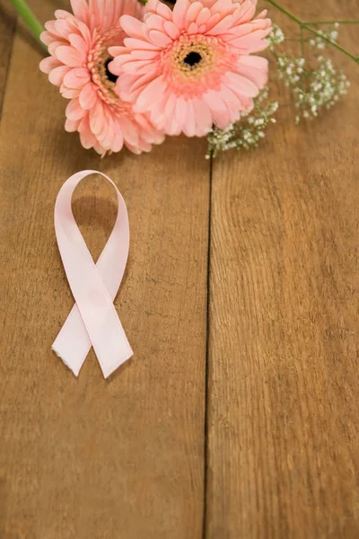 Cinta de la conciencia del cáncer de pecho por las flores de Gerbera — Foto de Stock