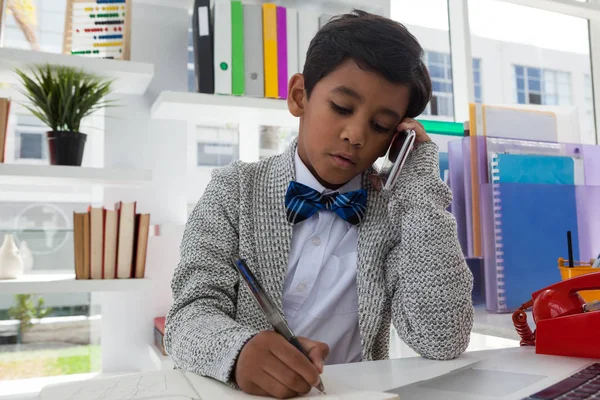 Hombre de negocios escribiendo en libro —  Fotos de Stock