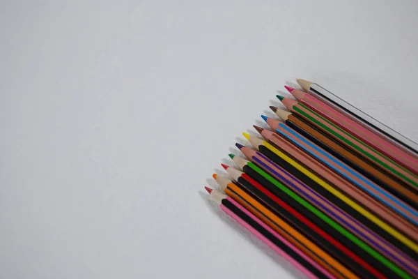 Різні кольорові олівці — стокове фото