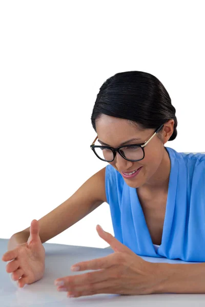 Mujer de negocios gesto mientras está sentado en la mesa — Foto de Stock