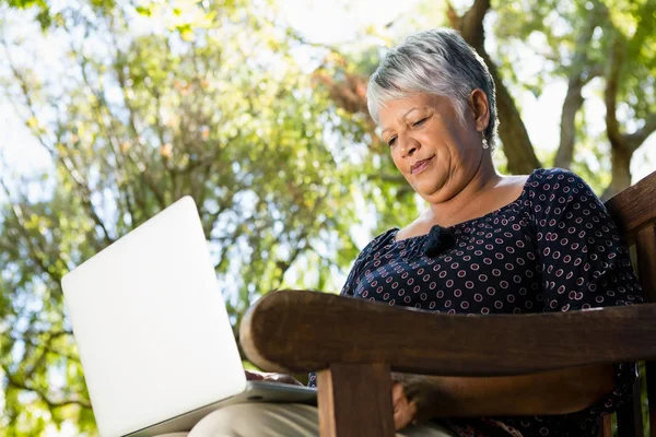 Seniorin benutzt Laptop — Stockfoto