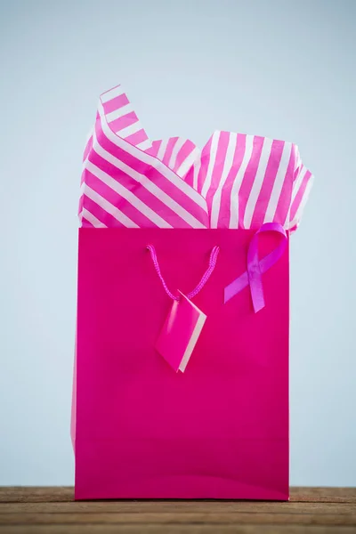 Ruban de sensibilisation au cancer du sein sur le sac à provisions — Photo