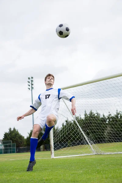 Jogador de futebol jogando com bola — Fotografia de Stock