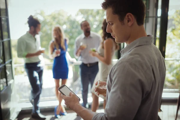 Man använder mobiltelefon i restaurang — Stockfoto