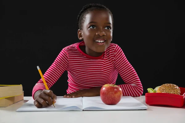 Écolière faisant ses devoirs — Photo