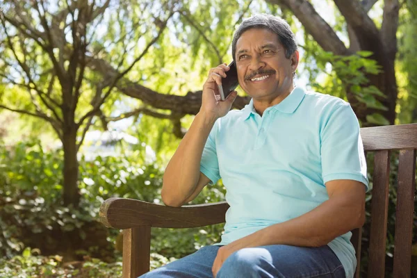 Homem sênior falando no celular — Fotografia de Stock