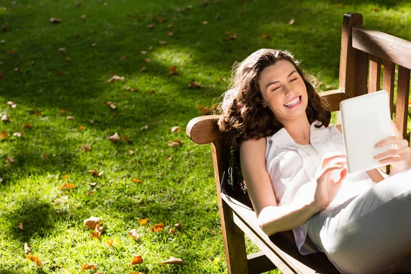 Vrouw liggend op de Bank en het gebruik van Tablet PC — Stockfoto