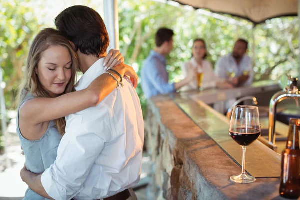 Casal abraçando uns aos outros no balcão — Fotografia de Stock