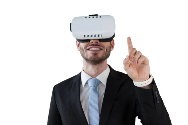 Empresário sorridente com óculos vr — Fotografia de Stock