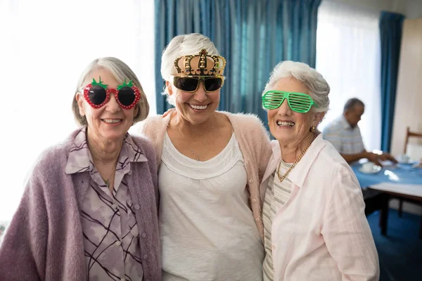 Femmes âgées portant des lunettes de nouveauté — Photo