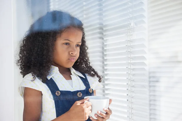 Pensativa mujer de negocios vista a través de la ventana — Foto de Stock