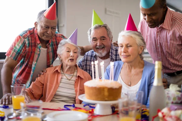 Щасливі люди старшого віку святкують день народження — стокове фото