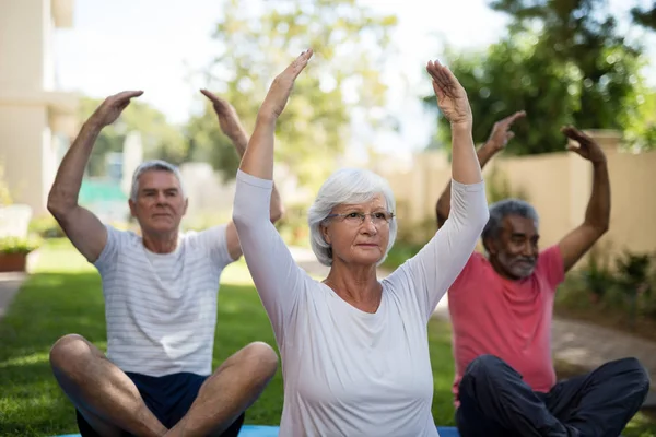 Senior mensen trainen met wapens aan de orde gesteld — Stockfoto