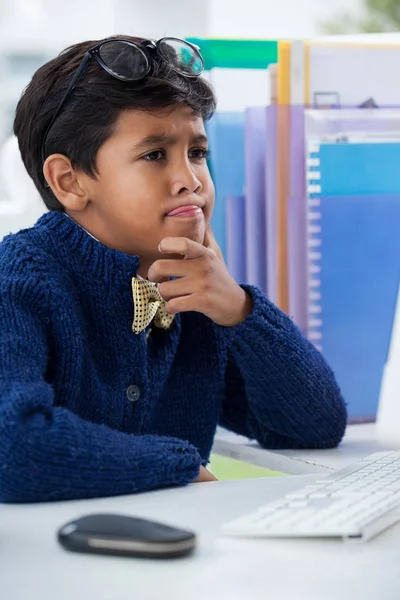 Confused businessman looking at computer — Stock Photo, Image