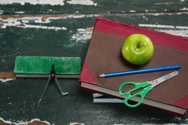 Różne artykuły papiernicze z książek i apple — Zdjęcie stockowe