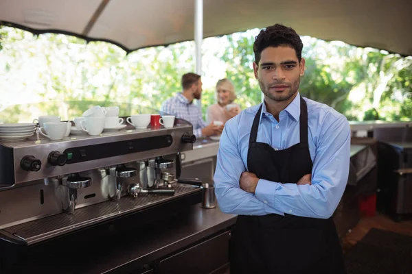 Garçom masculino de pé com os braços cruzados no restaurante — Fotografia de Stock