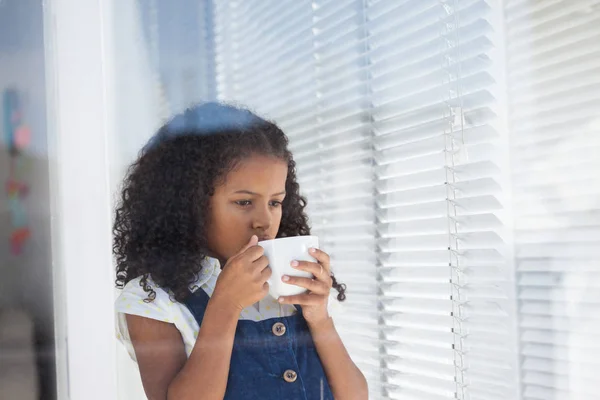 コーヒーを飲んでいる実業家として模倣の女の子 — ストック写真