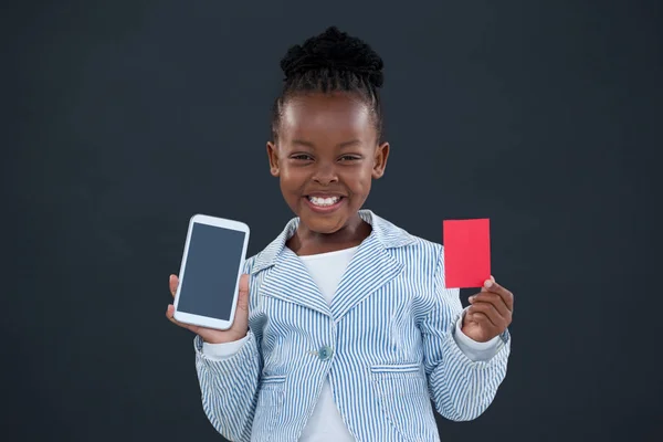 Donna d'affari in possesso di smart phone e carta rossa — Foto Stock