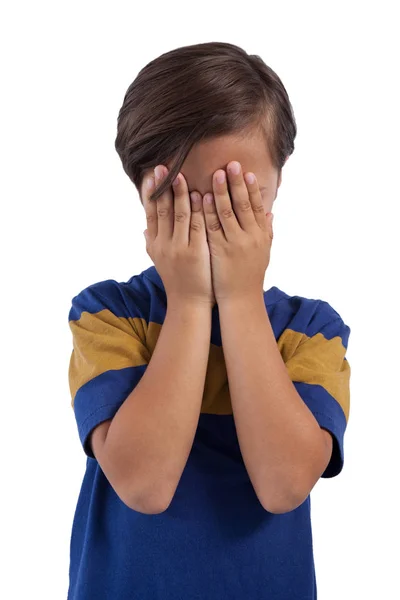 Söt pojke som täcker hans ansikte — Stockfoto